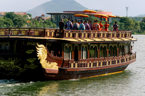 Hué : cuisine royale et musique folklorique sur la rivière des ParfumsNHẬT YẾN (DÉJEUNER) (日宴) - UN DÉJEUNER SOMPTUEUX.