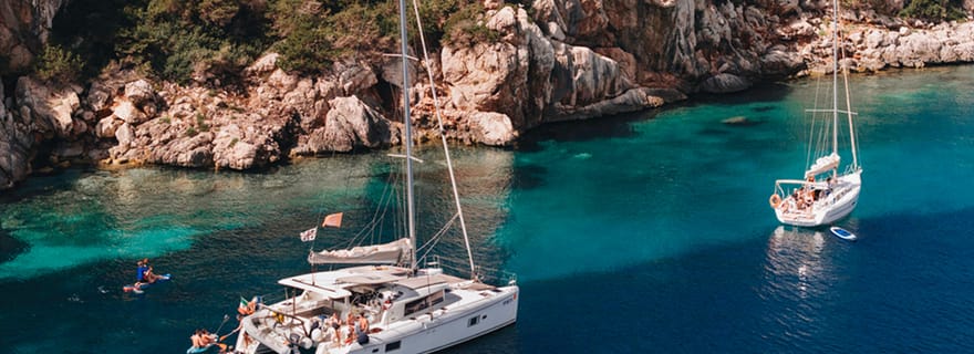 Alghero : excursion d'une journée en catamaran à voile avec déjeuner