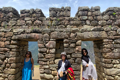 From Aguas Calientes: Machu Picchu guided tour with tickets