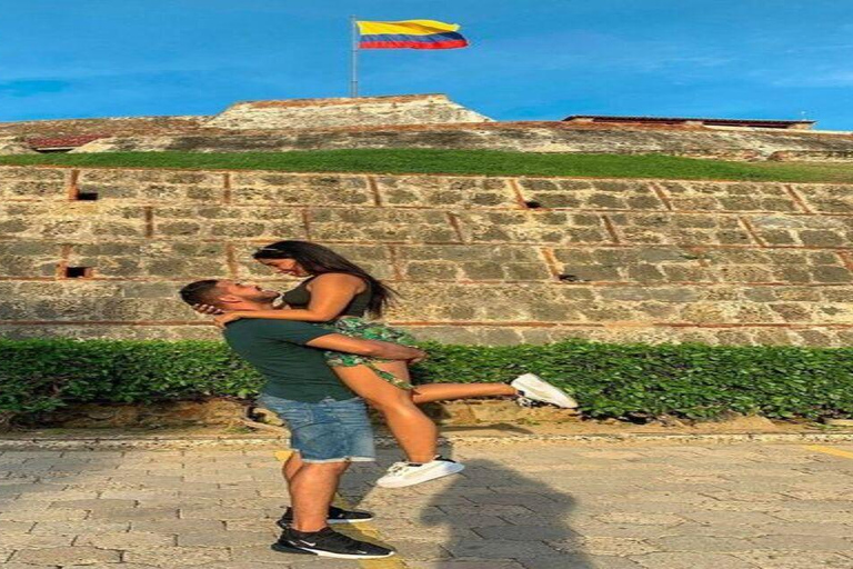 Cartagena: Explore with a city tour aboard a typical "chiva". CITY TOUR PM