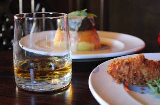 Edinburgh: Whisky Flight in einem der ältesten Pubs