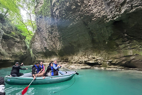 Vanuit Kutaisi: Canyons en grotten tour met transfer naar Tbilisi