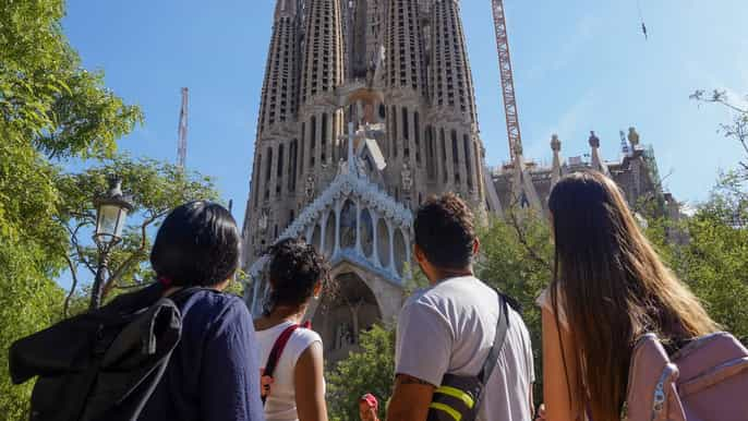 Barcelona: Fast-Track Sagrada Familia and Towers Guided Tour