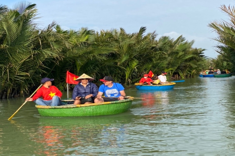 Ervaar Bamboo Basket Boat op Coconut Village met lokale bevolking