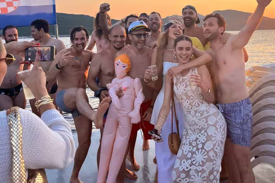 Dubrovnik: Bootsparty bei Sonnenuntergang mit DJs, Schwimmen & Club-Eintritt. Foto: GetYourGuide