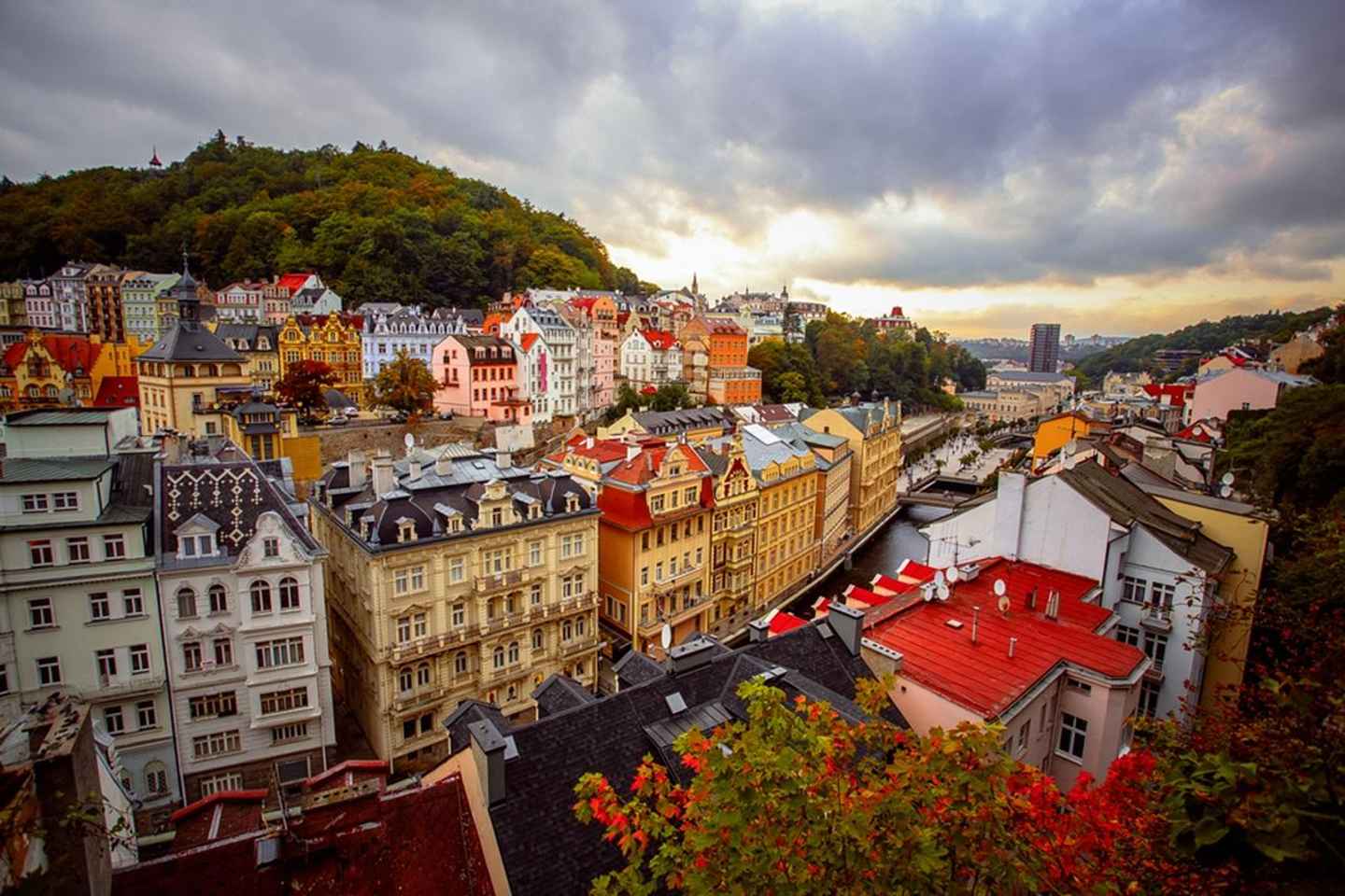 From Prague: Private Karlovy Vary Day Tour & Moser Glass - From Prague: Private Karlovy Vary Day Tour & Moser Glass
