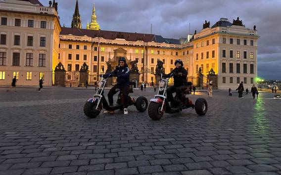 Prag bei Nacht Trike Gruppentour ( Live Guided )