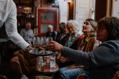 Edimburgo: Degustazione di whisky e racconto di storie in un pub storico