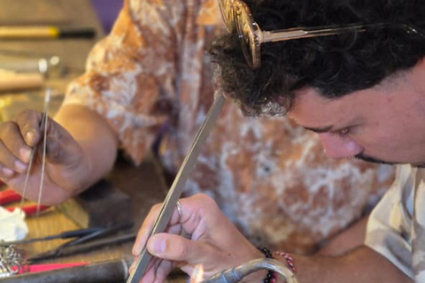 Uluwatu: corso di creazione di gioielli in argento con foto ricordoCorso di creazione di gioielli 8 grammi d'argento con foto ricordo