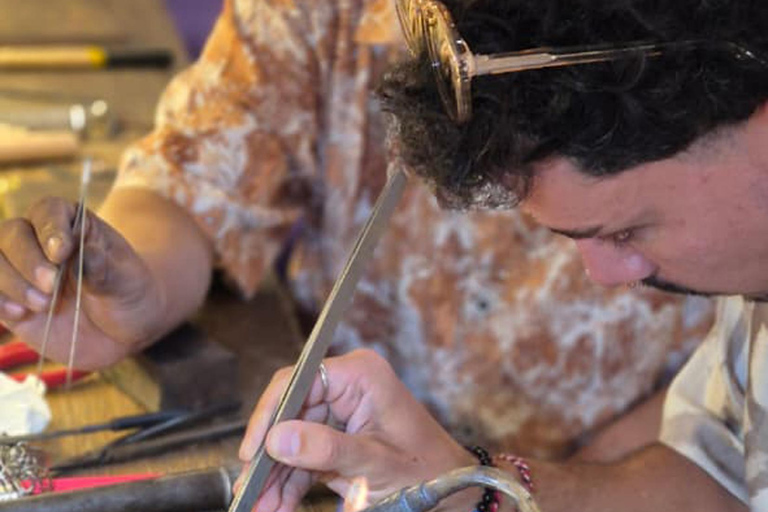 Uluwatu: corso di creazione di gioielli in argento con foto ricordoCorso di creazione di gioielli 8 grammi d'argento con foto ricordo