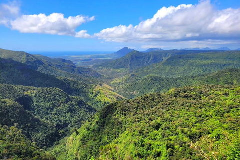 Mauritius: Dolphin Swim, Lunch & South Island Discovery Tour