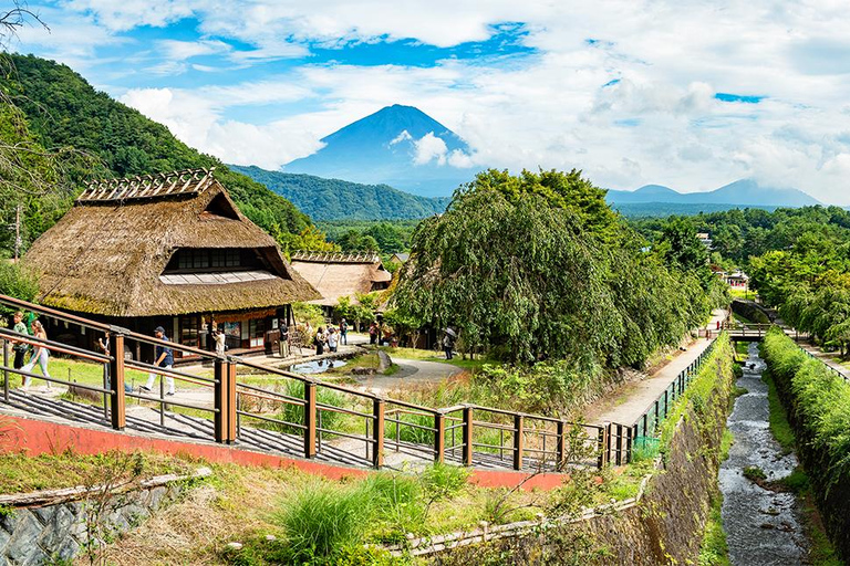 Wycieczka na górę Fuji: jezioro Kawaguchi, świątynia, wioska uzdrowiskowa i pagoda8:30 Wyjazd ze stacji Shinjuku — bez lunchu