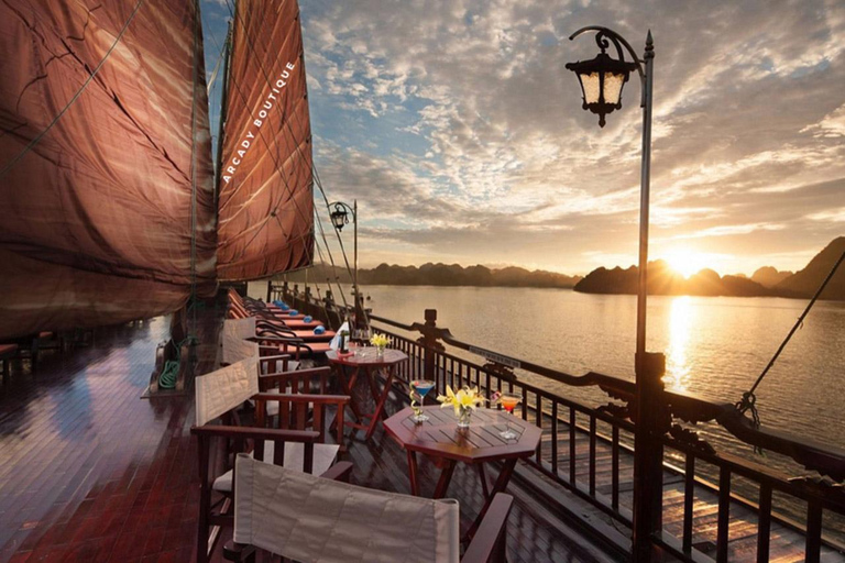 Desde Hanoi: 2D1N Bahía de Ha Long en Crucero Boutique Arcady