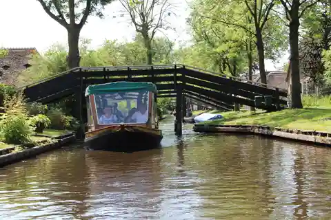 Giethoorn: Rondvaart & Sightseeingtour Dorp