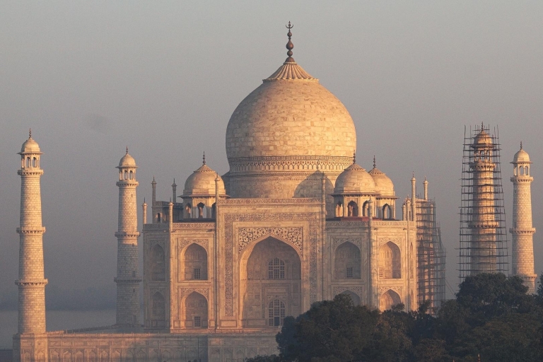 Wycieczka samochodem o wschodzie słońca do Taj Mahal z DelhiAc Car + Przewodnik