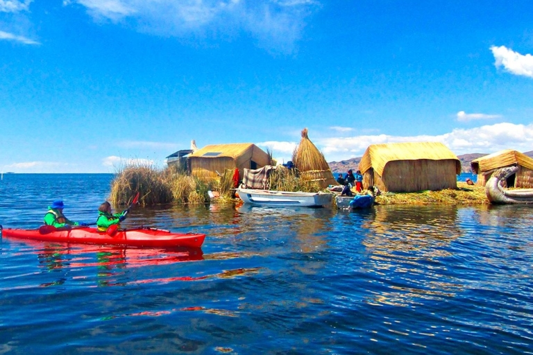 Kayak dans l'île flottante d'Uros et Taquile par speadboat