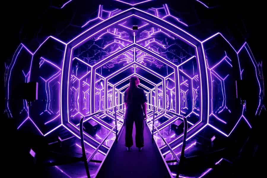 AMAZE Amsterdam: Ein immersives audiovisuelles Erlebnis. Foto: GetYourGuide