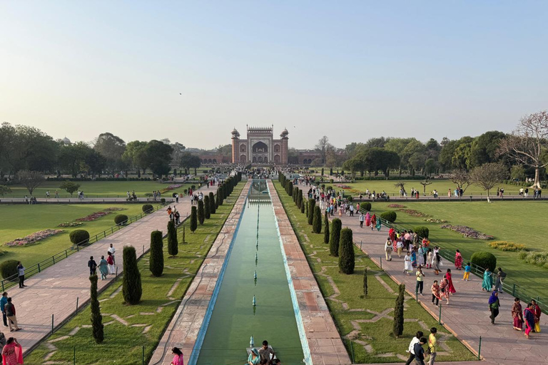 From Delhi: Taj Mahal Day Trip by AC Car with 5-Star Lunch All-Inclusive Tour: AC Car, Guide, 5-Star Meal & Tickets