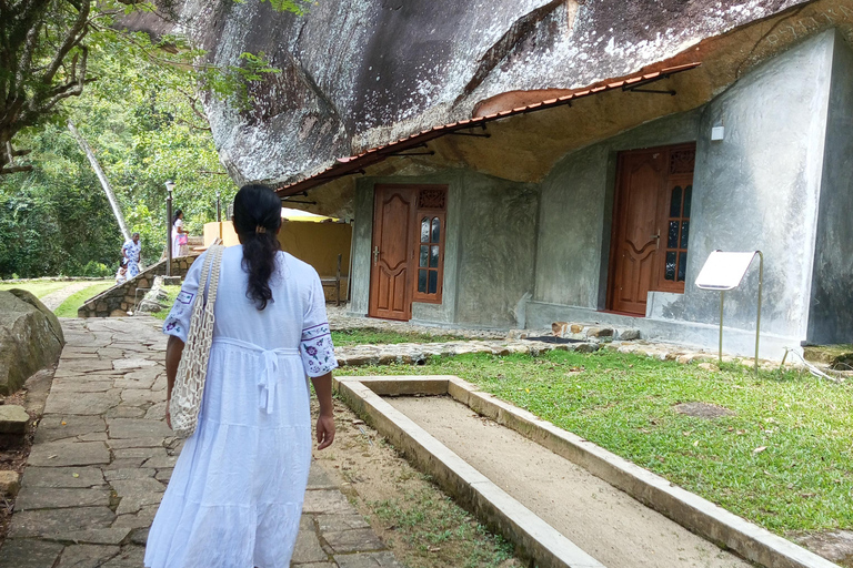 Ella: Authentic village tour with Sri Lankan lifestyle & way