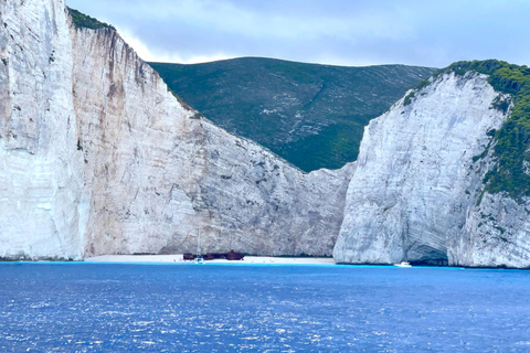 Zakynthos: Shipwreck and Blue Caves Private Boat Tour