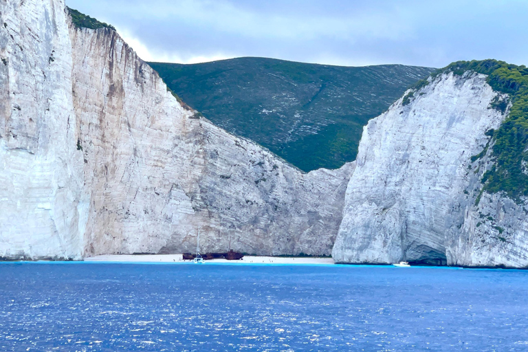 Zakynthos: Shipwreck and Blue Caves Private Boat Tour