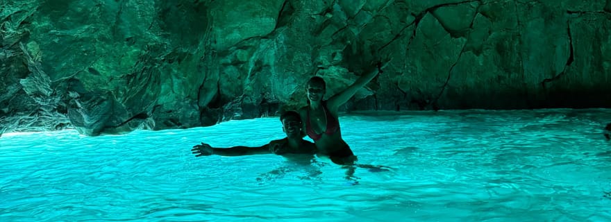 Vlora : Grotte bleue et baie de Grama : excursion d'une journée en hors-bord