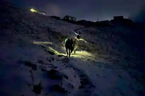 Pokhara: Excursión de 5 días a Mardi Himal con aguas termales del Himalaya