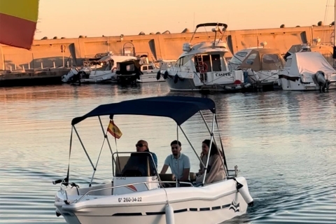Málaga: capitanea un barco por la costa de MálagaAlquiler de barco 1 hora