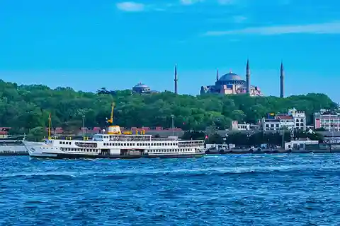 Istambul: Cruzeiro guiado pelo Bósforo e excursão de ônibus com visita ao Bazar