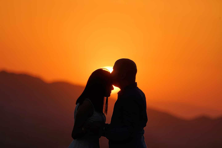 Cappadocia: guardare il tramonto con il vino nella Valle Rossa