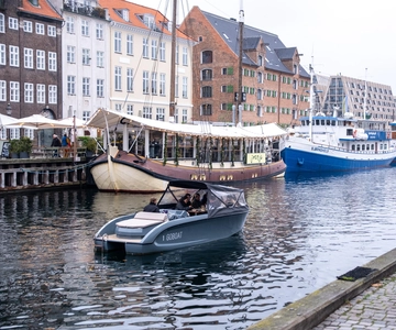 Copenhagen: 1 or 2-Hour Canal Tour in Silent Electric Boats