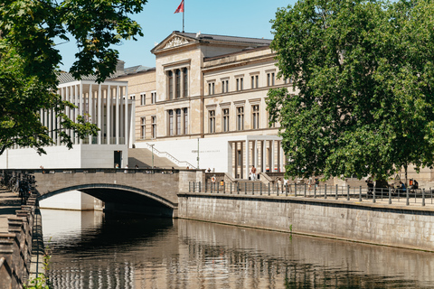 Berlin: 1-Hour City Tour by Boat with Guaranteed Seating Depart from Friedrichstraße with Audio Guide