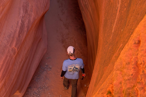 From Kanab: 3-Hour Peek-a-Boo Slot Canyon Hiking/Photo Tour