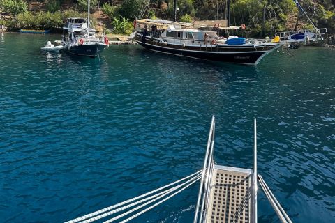 Gocek: Yacht Trip and 12 Island Full-Day Tour with Lunch