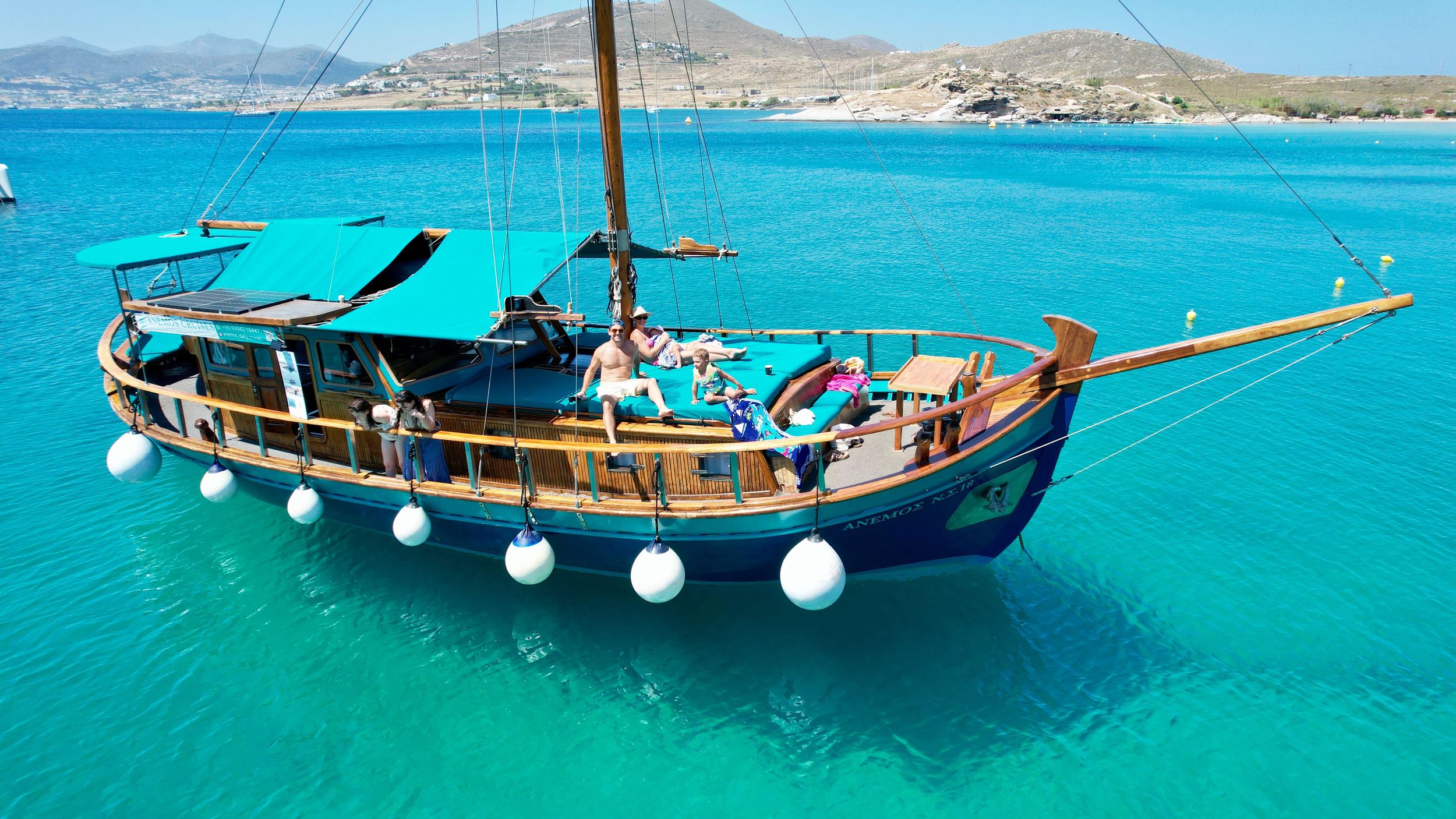 Paros: Bootsfahrt in der Bucht von Naoussa mit Snacks und Schnorcheln