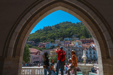Lisbon: Sintra, Pena Palace, Belém, Cascais Small Group Tour Small Group – Sintra & Lisbon Tour Full Day in Portuguese