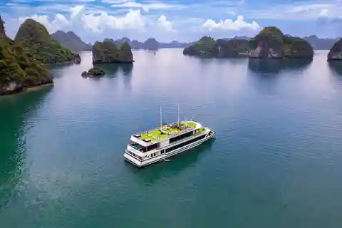 Hanoi: Crucero por la Bahía de Halong, Cueva Asombrosa, Isla Titov y Kayak