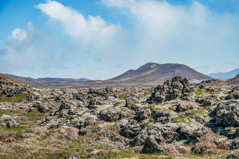 Reikiavik: caminata guiada de medio día por el volcán FagradalsfjallTour con recogida en la parada de autobús 12