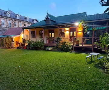 Granada: Cena al atardecer en la mesa del chef y visita al jardín aromático