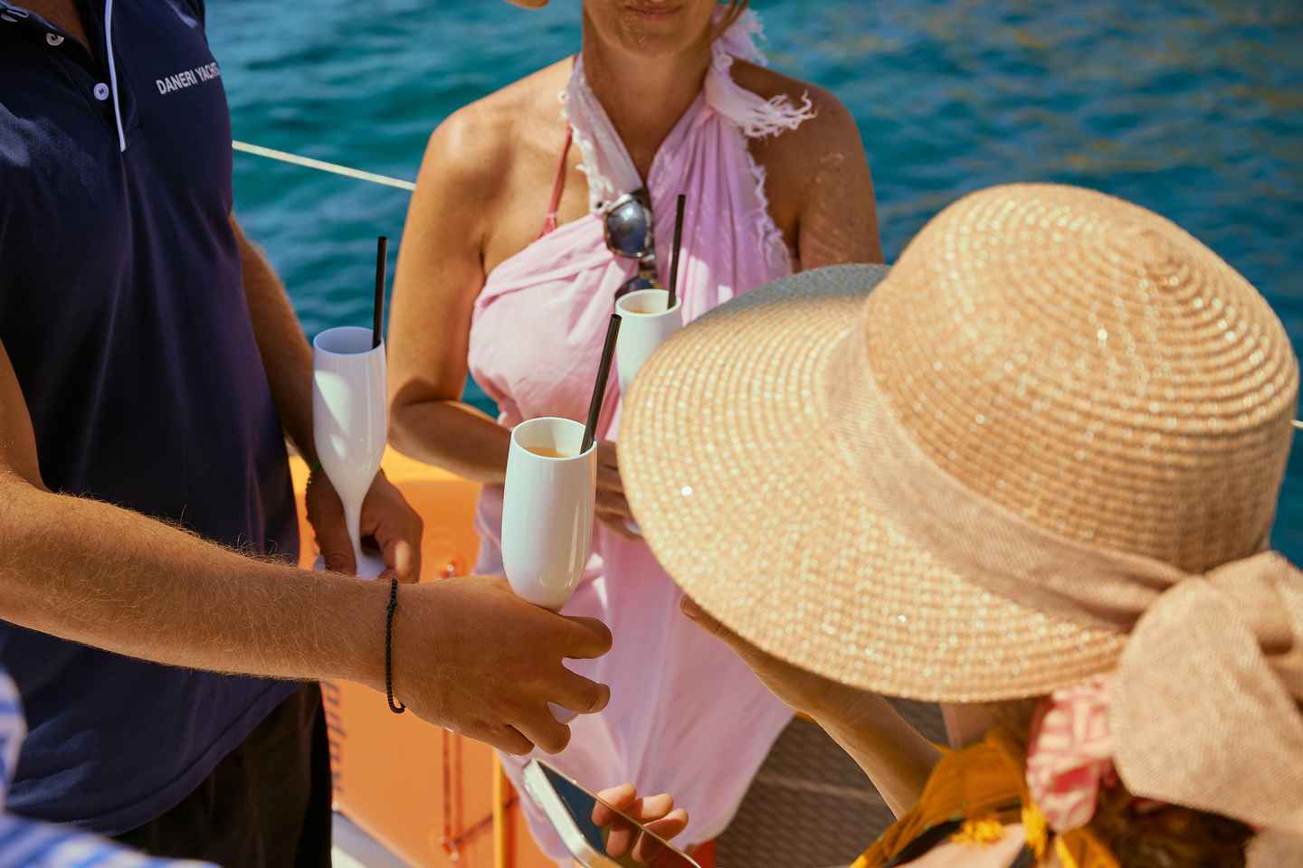 Milos: Crucero matutino en catamarán por Kleftiko con almuerzo y bebidas