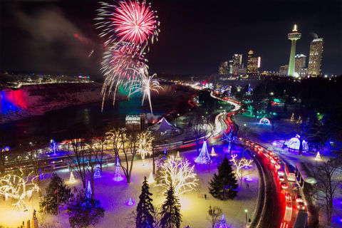 Vanuit Toronto: Winter Lichtjesfestival Niagara Falls TourTour met reis achter de watervallen en Skylon Tower