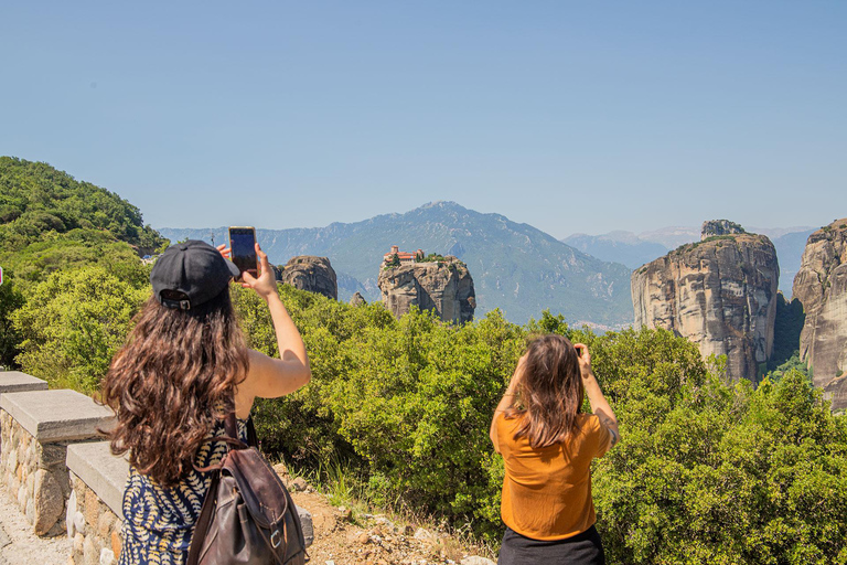 Atenas: Excursión de un día a los Monasterios y Cuevas de Meteora y opción de almuerzoVisita compartida en inglés con traslado en autobús y almuerzo