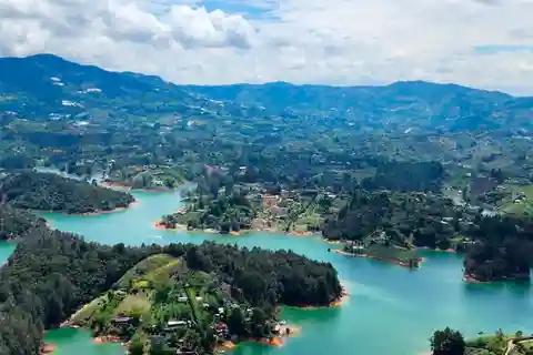Guatapé & Peñol Rock Day Group Tour