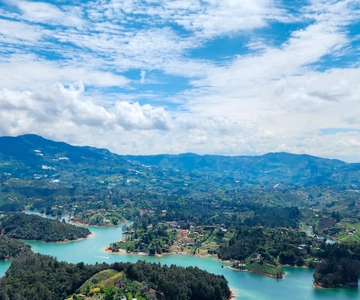 Guatapé & Peñol Rock Day Group Tour
