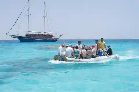 Marsa Alam: Pirates Premium Boat to turtle bay with lunch