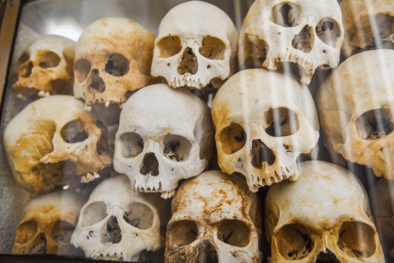 Phnom Penh: Tuol Sleng Genocide Museum & Killing Fields Tour