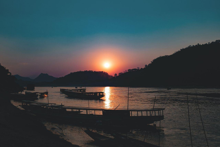 Luang Prabang: Mekong Sunset Cruise and Market Private Tour