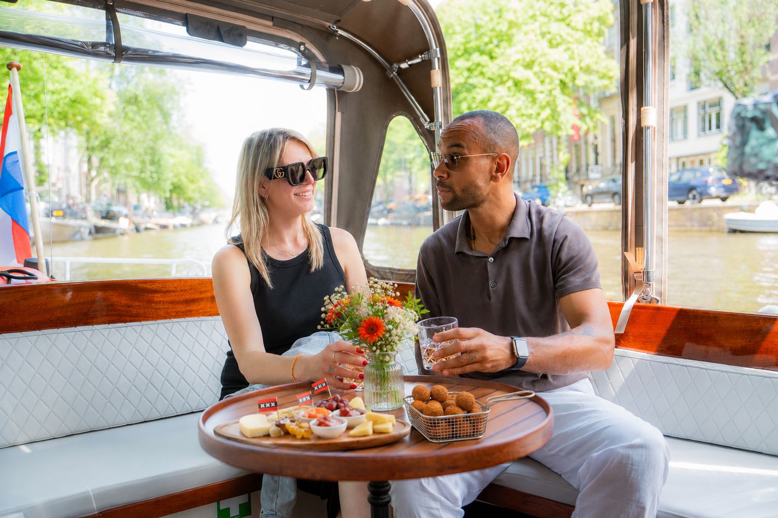 Amsterdam: Kleingruppen-Grachtenfahrt mit Snacks & Getränken