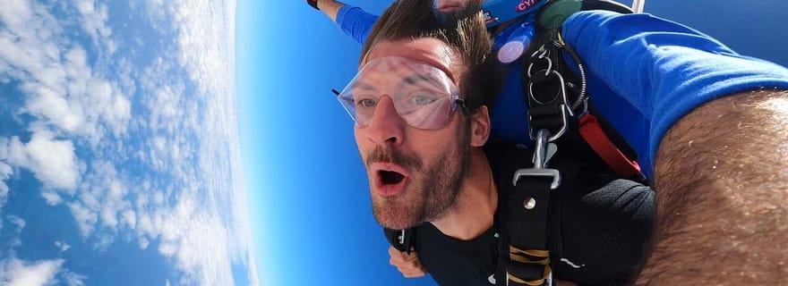 Depuis Cairns : Saut en parachute en tandem au-dessus de Mission Beach