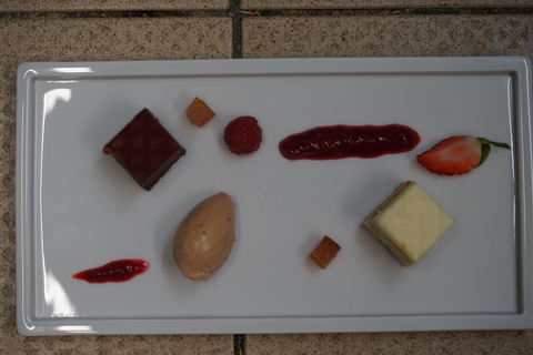 عشاء رومانسي على ضوء الشموع مع كريمون، 5 أطباق مع النبيذتناول الطعام